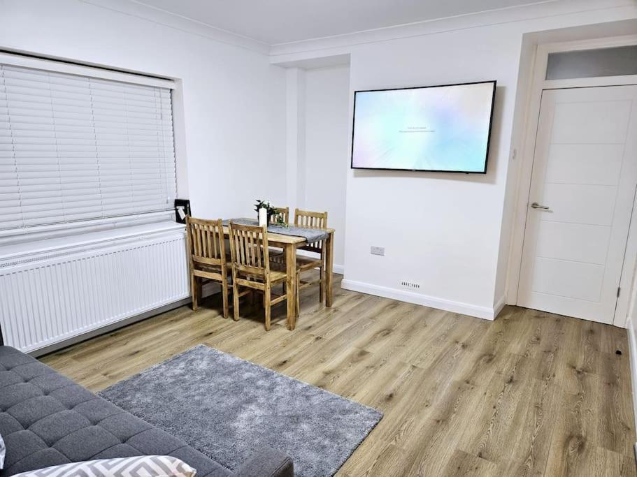 Wonderful Apartment In Wembley ロンドン エクステリア 写真