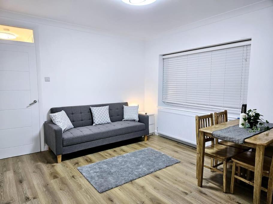 Wonderful Apartment In Wembley ロンドン エクステリア 写真