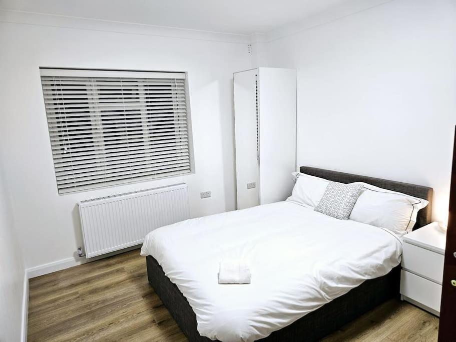 Wonderful Apartment In Wembley ロンドン エクステリア 写真