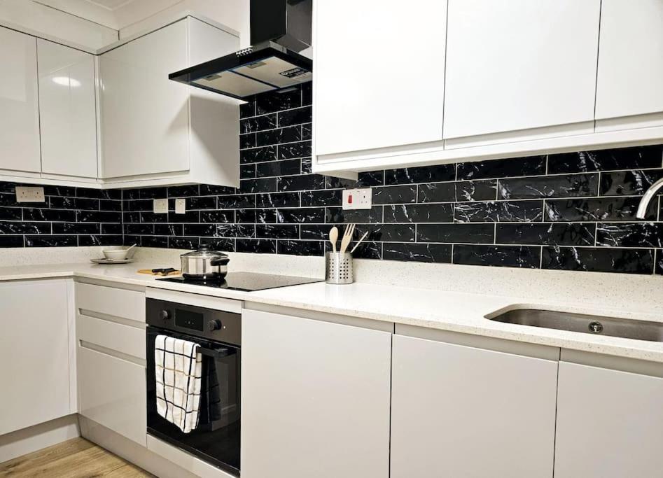 Wonderful Apartment In Wembley ロンドン エクステリア 写真