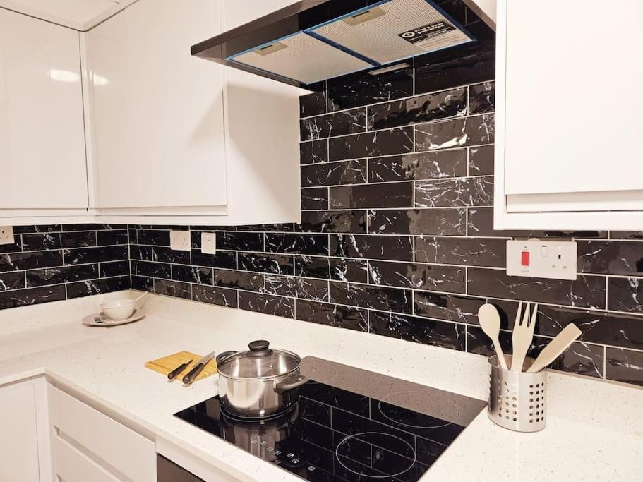 Wonderful Apartment In Wembley ロンドン エクステリア 写真